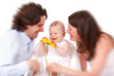 foto originale e foto con focal zoom su bambino, sfondo sfocato a raggiera